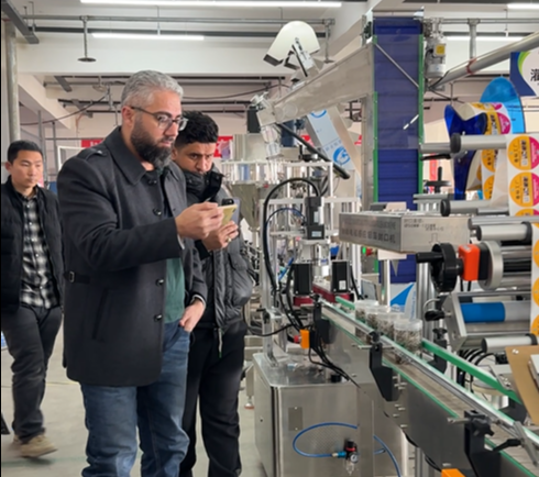 海外客户考察德仕达智能贴标机场景